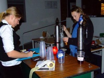 Og imens skænker Karen Nilaus stadig øl op
