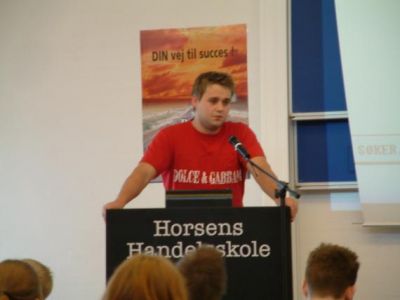 Kasper fra FU er kommet på talerstolen
