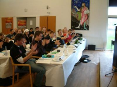 og resten af FU klapper straks af ham
