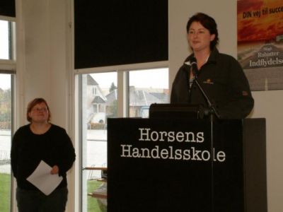 Daniella er kommet på talerstolen
