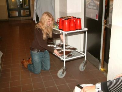 Mødet er forbi, og Emilie knæler for kagen..
