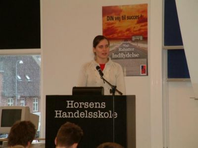 Cecillie er også kommet på talerstolen
