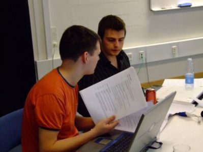 Referanterne prøver at holde styr på papierne
