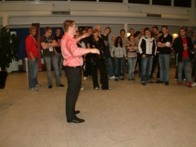 Mødet er slut og Dixen introdukcere aftens konkurrence
