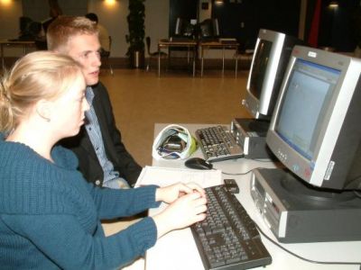 Imens Brodersen og Heidi arbejder ved computeren

