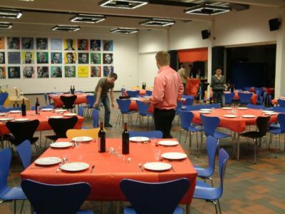 I spisesalen bliver der lagt sidste hånd på opdækningen
