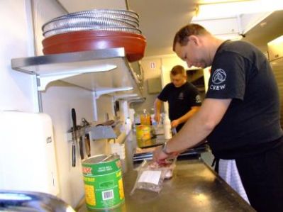 og i den anden ende af køkkenet arbejder Dixen og Steen også på samme projekt
