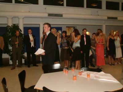 Anders siger ord, og præsentere håndbogen
