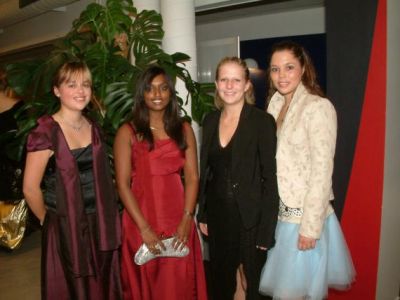 Piger er også klar til fest
