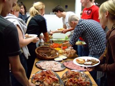 og det er deltagerne så også
