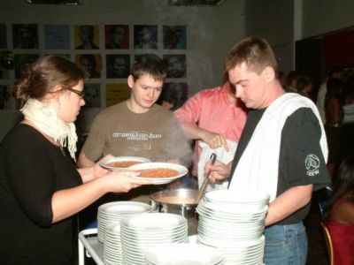 Folk er på plads, og PG'erne er klar til at servere suppen
