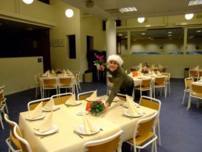 Cecillie er også ankommet, og her igang med bord opdækningen
