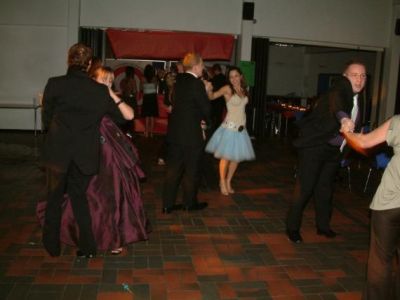 Inden maden var spist færdig, var der gang i danse gulvet
