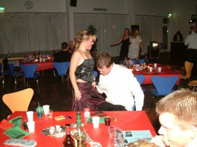 Der er vist kommet rødvin på kjolen, godt at den har farven i forvejen
