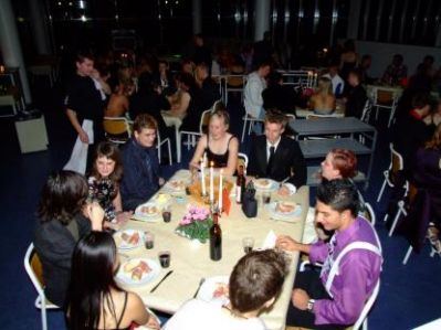 Et kig ud over festmiddagen
