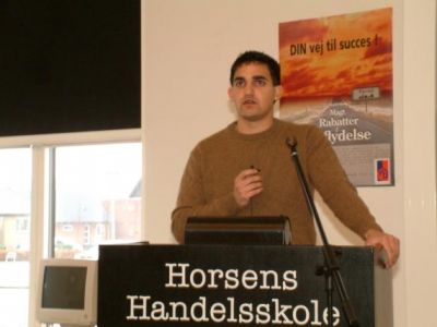 Tilbage i salen, Shawn fremlægger budget
