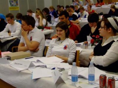 I salen er folk klar igen, nu iført LH tøj
