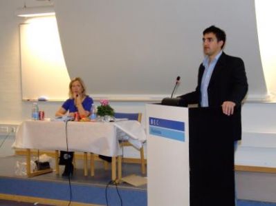 Seklederen er kommet på talerstolen
