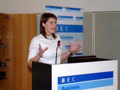 også hun skal på talerstolen og sige tak for valget
