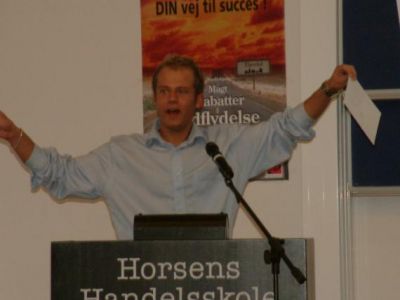 Kaufmann på talerstolen for at uddele årets Kaj kage
