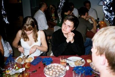 Bernt beder en lille bøn, mens Annette bare spiser
