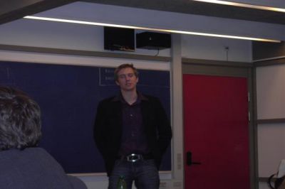 og Mathias er igang med at undervise i lokalet ved siden af
