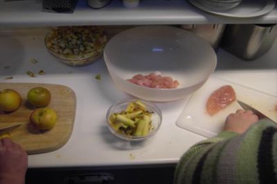 Så er der ved at være varmet op til aftensmaden i køkkenet
