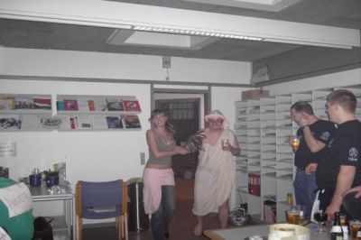 Annette fører den første dommer - inderen - ind
