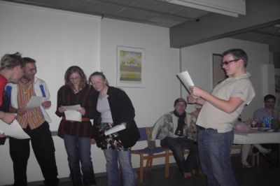 Helt ærligt - hvor ser John dum ud med de briller......
