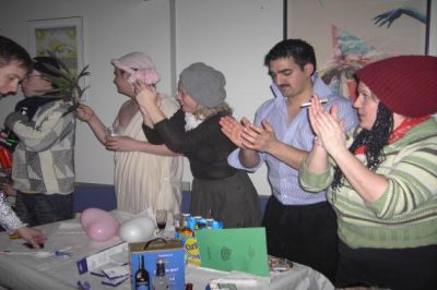 Aftens vinder er fundet, og får klapsalver fra dommerbordet
