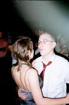 Imens har Dan fået lokket Mette med på dansegulvet
