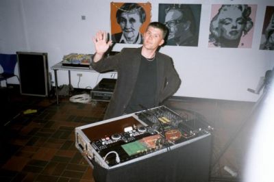 På trods af en børne fødselsdag tidligere på dagen, er der stadig fest i Stig
