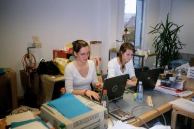 Så er det blevet fredag, og Cecillie og Mette har travlt med de sidste forberedelser
