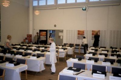 Imens at mødesalen bliver sat op
