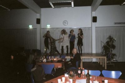 Aftens go-go piger...
