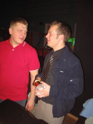 Den forsvarende mester Kaufman kiggede forbi og afleverede pokalen
