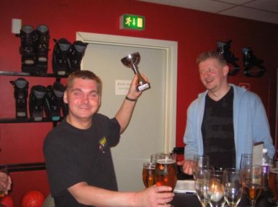 Loft (der burde ha' vundet red.) løfter pokalen
