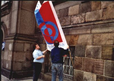LH's næstformand Robert og Hilde gør banneret klart
