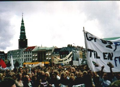 Og et kig ud over en fyldt slotsplads
