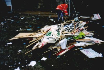 Deltagerne havde nogle bannere med...
