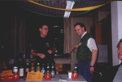 Niels og Steen styrer baren
