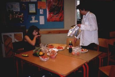 Stine og Silje arbejder på frokosten
