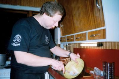 Steen V knokler i køkkenet
