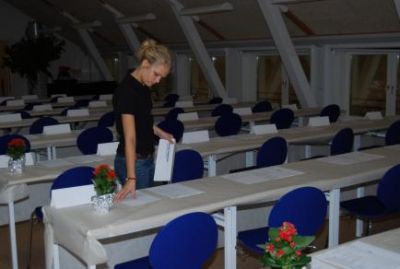 Mødesalen er ved at blive gjort klar
