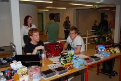 Udenfor salen, har John startet kiosken op
