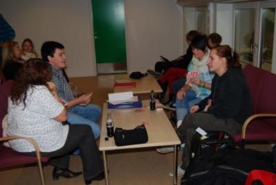 Deltagerne er ved at komme, og venter på at blive skrevet ind
