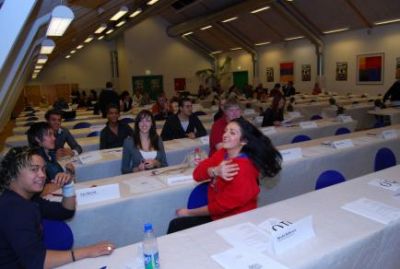 Et kig ud over salen
