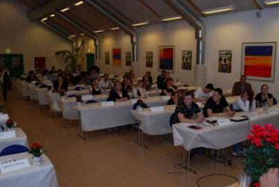 Den ene side af mødesalen
