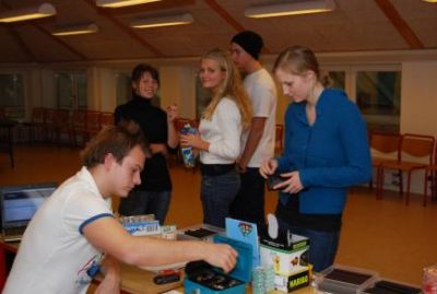 Det er blevet pause, og John har endelig fået lidt gang i butikken
