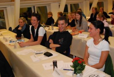 og han kan underholde deltagerne
